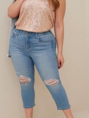 Torrid Cropped Super Soft Bombshell Skinny Jeans In Light/Medium Wash Size 16